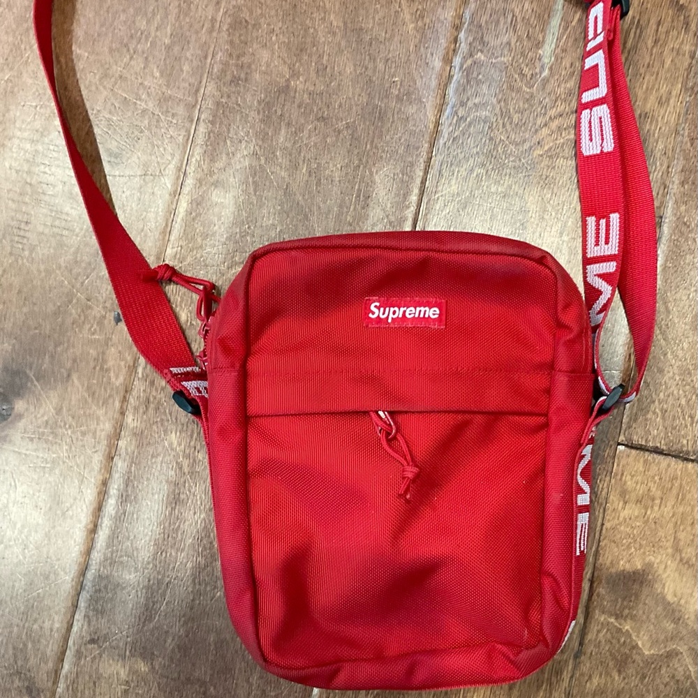 Supreme shoulder bag (SS 18) gently worn good condition